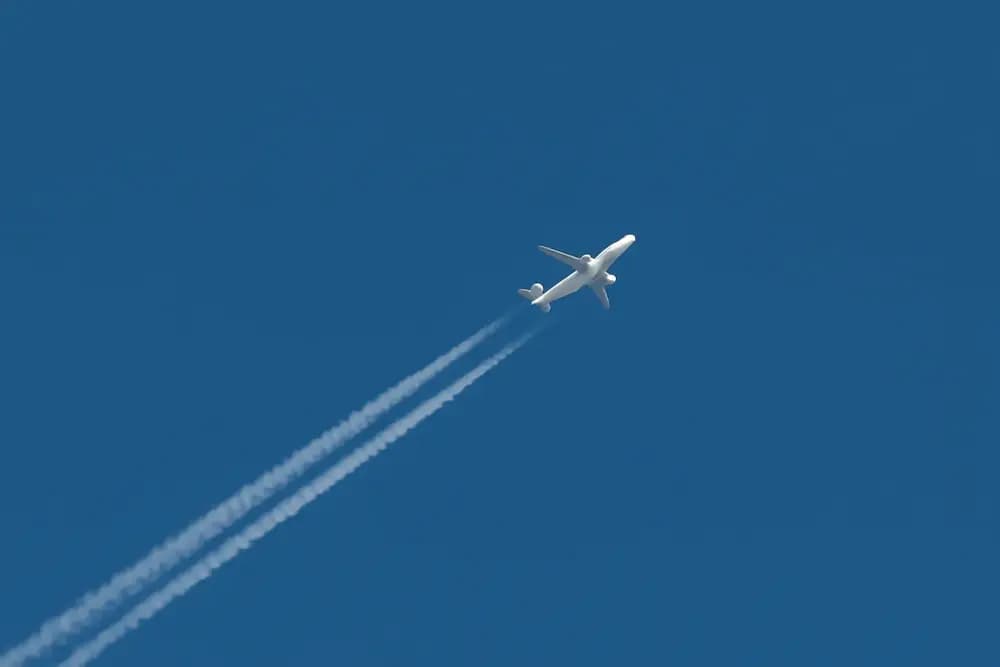 Traînées blanches - Avion vu de loin