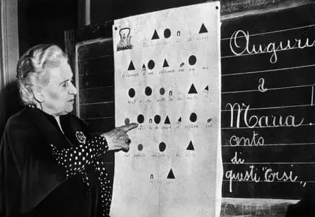Maria Montessori au tableau