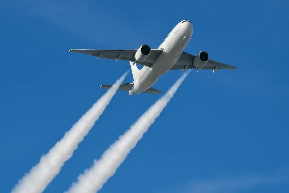 Article Dis, pourquoi voit-on des traînées blanches derrière les avions ?