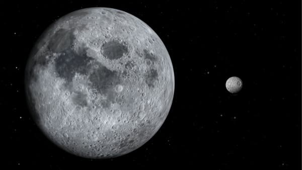 Une lune toute petite