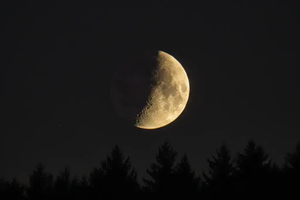 pourquoi_lune_change_forme_phase_croissant-69316c6127391